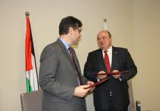  المحافظ عزام الشوا، والمدير التنفيذي رامي خوري،