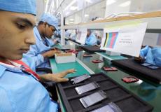 عمال مصريون في صناعة الهواتف المحمولة