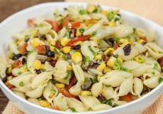 سلطة المعكرونة بالذرة 