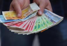بدء صرف 700 شيكل للعمال وفق هذه المعايير