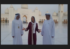 وزيرة الرياضة الإسرائيلية ميري ريغف تزور مسجد بأبو ظبي وترتدي الحجاب