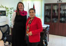 حنان عشراوي مع القنصل السويدي السيدة جيسيكا أولاوسون