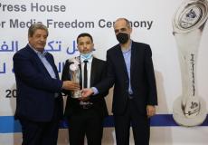 يحيى اليعقوبي خلال تسلمه جائزة بيت الصحافة عن فئة القصة الصحفية للعام 2020