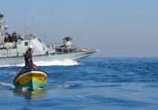 صياد على مركبه في عرض بحر غزة - أرشيف