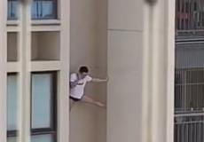  رجل صيني ينقذ نفسه بعد سقوطه من مبنى كبير