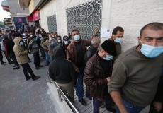 خلال صرف رواتب الموظفين اليوم في دير البلح