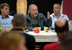 أفيغدور ليبرمان قرب حدود غزة -ارشيف-