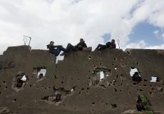 أطفال يقفون على حائط في غزة
