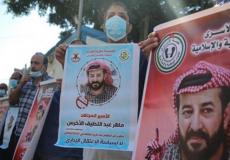 وقفة احتجاجية أمام الصليب الأحمر في البيرة دعمًا للأسير الأخرس