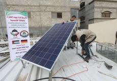 'دستك' تنفذ مشروع الإنارة بالطاقة الشمسية للفقراء بغزة