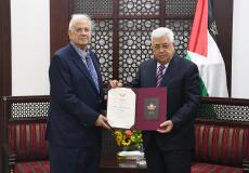 الرئيس الفلسطيني محمود عباس ورئيس لجنة الانتخابات المركزية حنا ناصر - أرشيفية