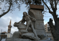 التمثال يعود إلى القرن التاسع عشر