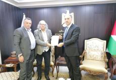 عساف خلال تسليمه جيم بو ملحة ملفا باعتداءات وجرائم الاحتلال