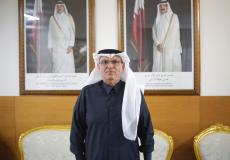 السفير القطري محمد العمادي في مكتبه بغزة - صورة وكالة سوا الاخبارية