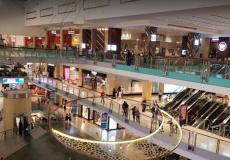 وزيران عربيان يتجولان بمركز تجاري في أبو ظبي