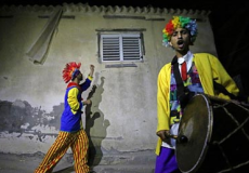 بلباس المهرجين يجوبون المسحراتية شوارع غزة 