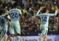 لاعبو برشلونة الاسباني يحتفلون بأحد الأهداف أمام ليفانتي