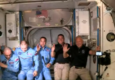 اللحظات الأولى لدخول طاقم مركبة الفضاء الأمريكية المحطة الفضائية الدولية