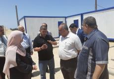 وكيل وزارة الأشغال بغزة يتفقد إنشاء وحدات صحية متنقلة.jpg
