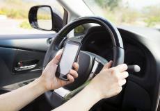 استخدام الهاتف أثناء قيادة السيارة