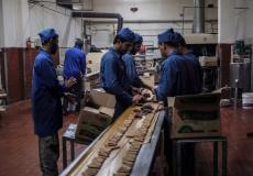 عمال في أحد المصانع في غزة -ارشيف-