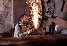 عامل فلسطيني في أحد ورش غزة- APA