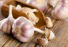 طريقة مبتكرة لتقشير الثوم دون رائحة