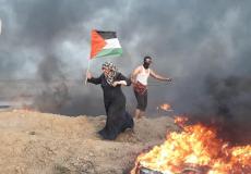 امرأة ترفع علم فلسطين على حدود غزة  - توضيحية -