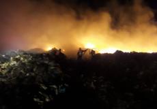 اخماد حريق في مكب حجر الديك