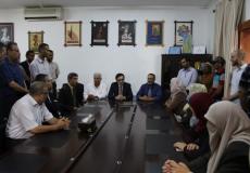 وزير الثقافة خلال قدومه لمقر الوزارة في غزة واجتماعه بالموظفين الشهر الماضي