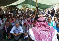 المئات يؤدون صلاة الجمعة بالخان الأحمر في مواجهة تهويده