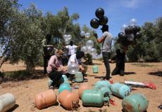 شبان يستعدون لإطلاق البالونات الحارقة تجاه المستوطنات الإسرائيلية