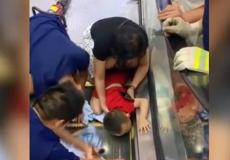 صورة للطفل الذي سقط على السلم الكهربائي