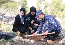 الشرطة والزراعة تنظمان حملة لزراعة الأشجار  بالخليل