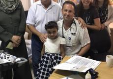 طبيب أمراض قلب من لجان الرعاية الصحية يرافق حالات مرضية إلى اسرائيل 