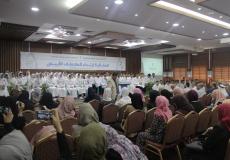 طلبة التمريض وعلوم الصحة بالكلية الجامعية للعلوم التطبيقية يؤدون قسم المهنة 