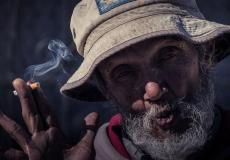 رجُل مُسن يدخن السجائر  - ارشيفية -