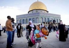 احتفال مواطنين فلسطينين داخل باحات المسجد الأقصى بعيد الفطر السعيد