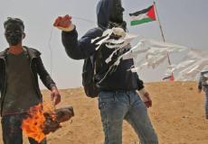 شبان يستعدون لاطلاق طائرة ورقية حارقة شرق قطاع غزة -ارشيف-