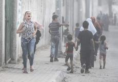 لحظة إخلاء المواطنين من منطقة مبنى المسحال الثقافي الذي دمرته طائرات الاحتلال مساء الخميس الماضي -ارشيف-