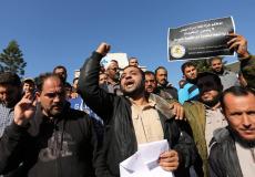 موظفو غزة يطالبون بصرف رواتبهم