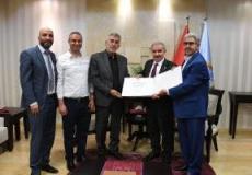 رئيس الوزراء محمد اشتية يتسلم مسودة أطلس دولة فلسطين للأسماء الجغرافية ، خلال استقباله وزير الحكم المحلي المهندس مجدي الصالح