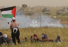 متظاهرون يشاركون في مسيرة العودة على حدود غزة