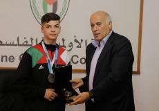 الرجوب يكرّم اللاعب عمر إسماعيل