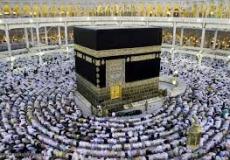 شاهد فنانة شهيرة تستعرض حملها بصورة أمام الكعبة