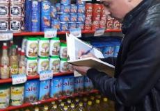 التنمية والاقتصاد ومباحث التموين يتفقدون أسعار السلع لدى المحلات المشاركة في مشروع القسائم الشرائية