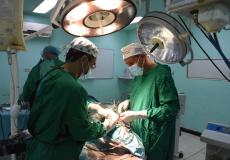 طاقم طبي بغزة يجري عملية جراحية معقدة ونادرة 