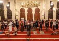 مصلون يؤدون الصلاة في زمن الكورونا بغزة 