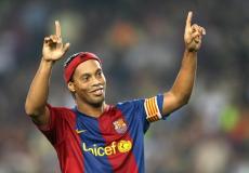 البرازيلي رونالدينيو نجم برشلونة الاسباني
