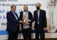 محمود عجور خلال تسلمه جائزة بيت الصحافة عن أفضل صورة صحفية للعام 2020 